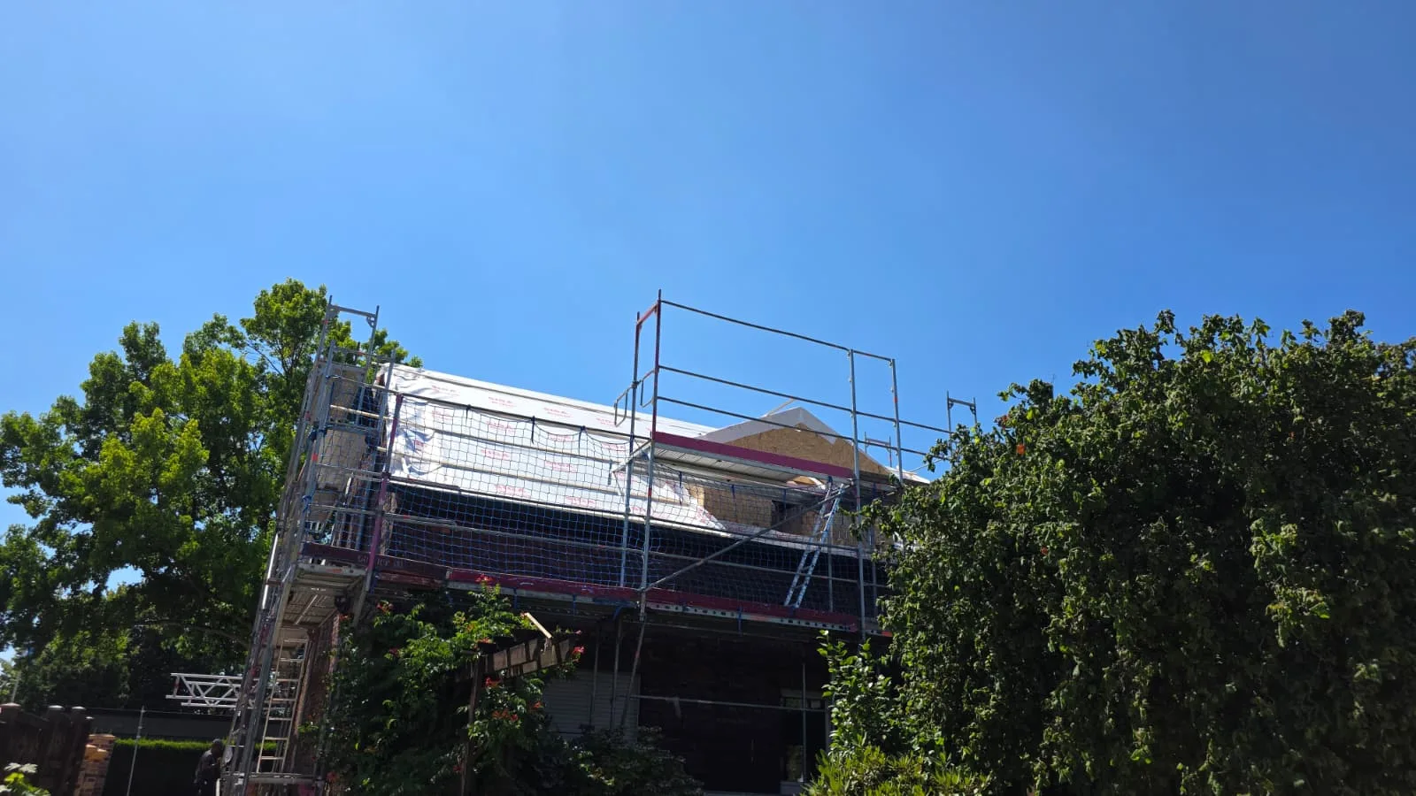 Eingerüstetes Haus in Duisburg-Baerl mit nachträglich eingebauter Dachgaube im Rohbau