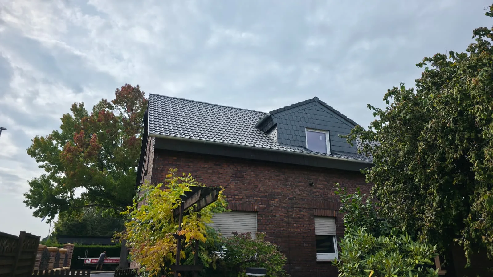 Rückseite eines Klinkerhauses in Duisburg-Baerl mit neuer Schiefer-verkleideter Dachgaube