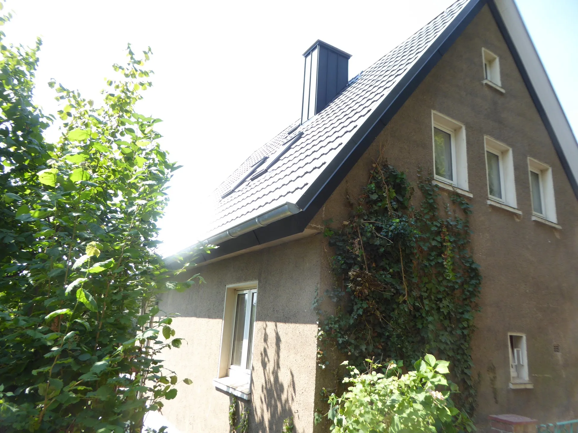 Rückseite mit neuem Metalldach und Dachfenstern nach der Dachsanierung in Mülheim an der Ruhr