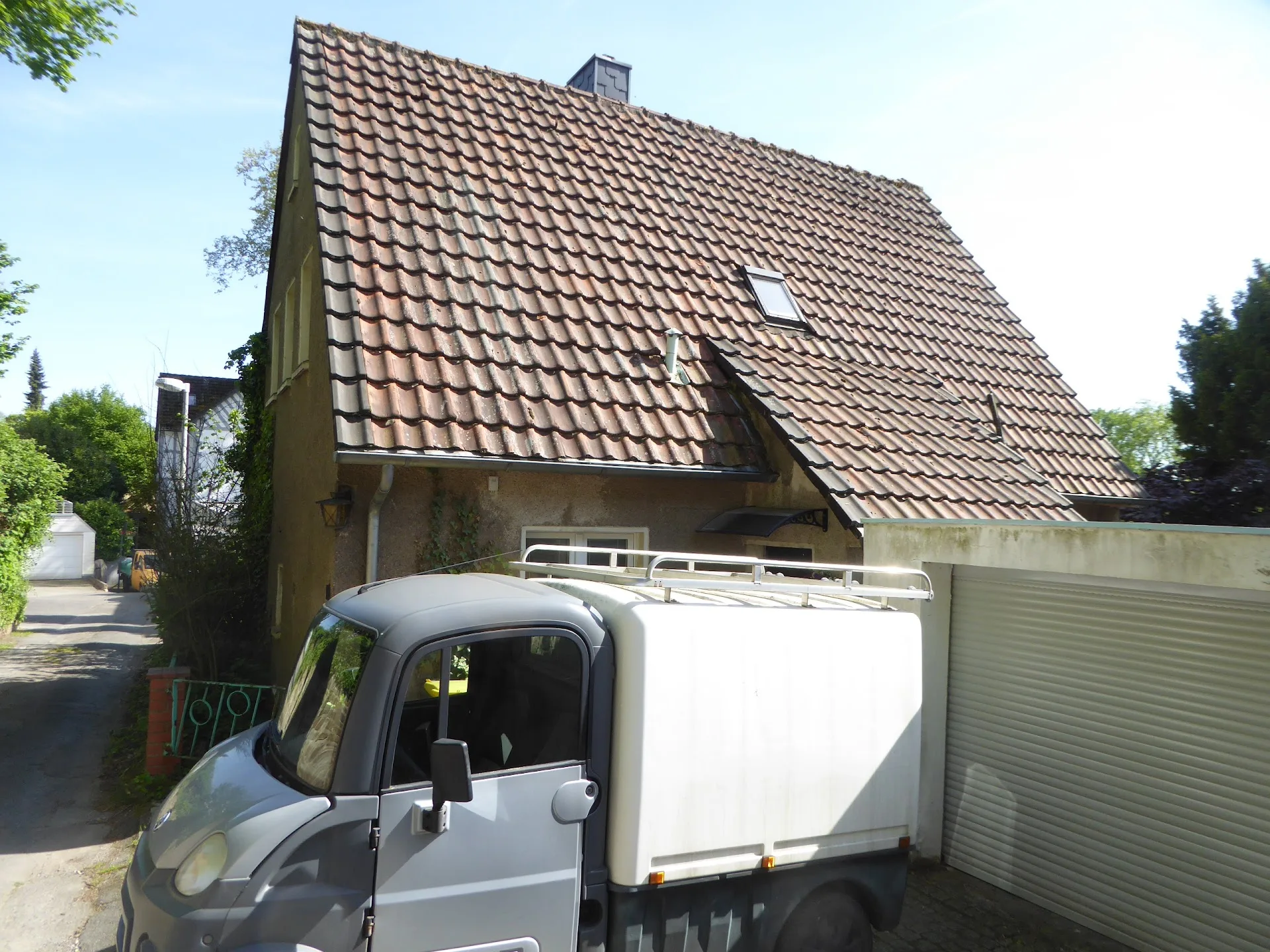 Vorderseite des Hauses in Mülheim an der Ruhr mit altem Tonziegeldach vor der Sanierung