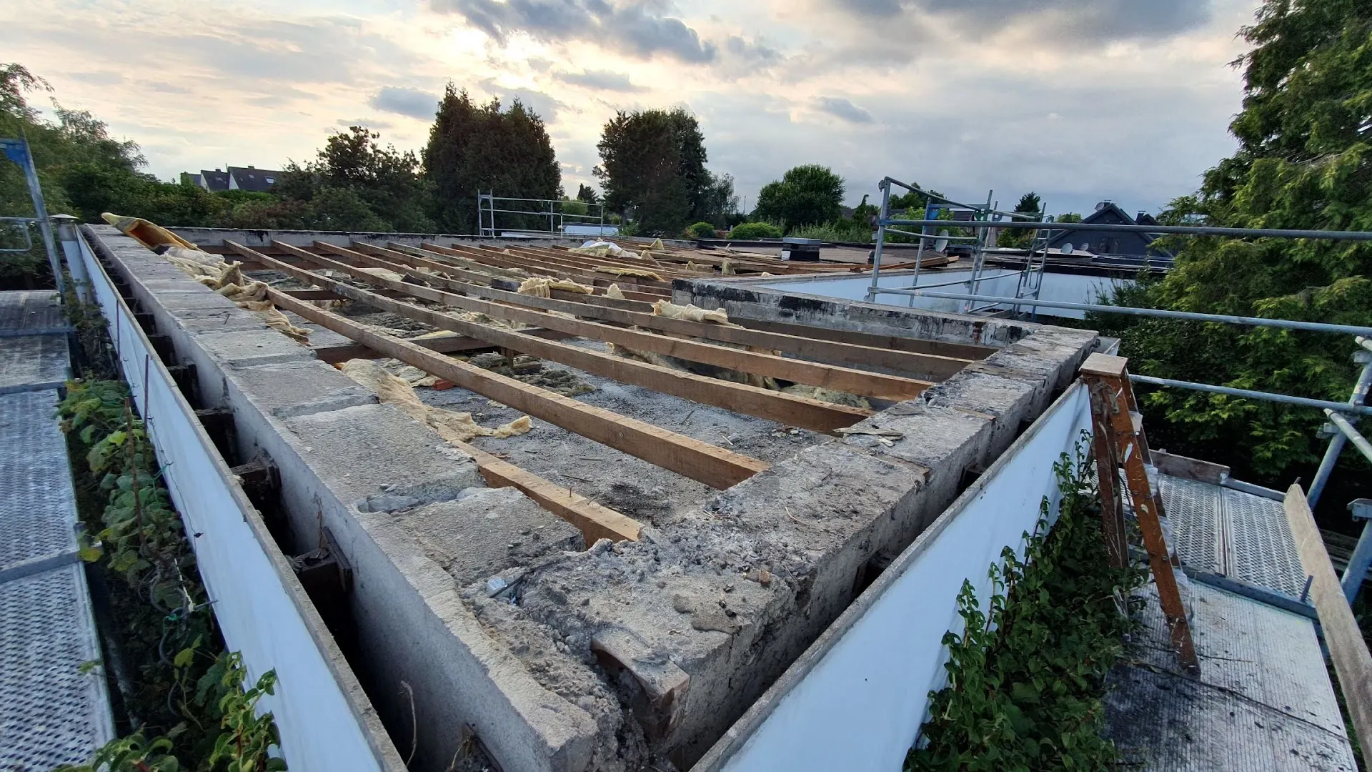 Abriss des alten Kaltdachs mit Holzunterkonstruktion bei einer Flachdachsanierung in Dinslaken