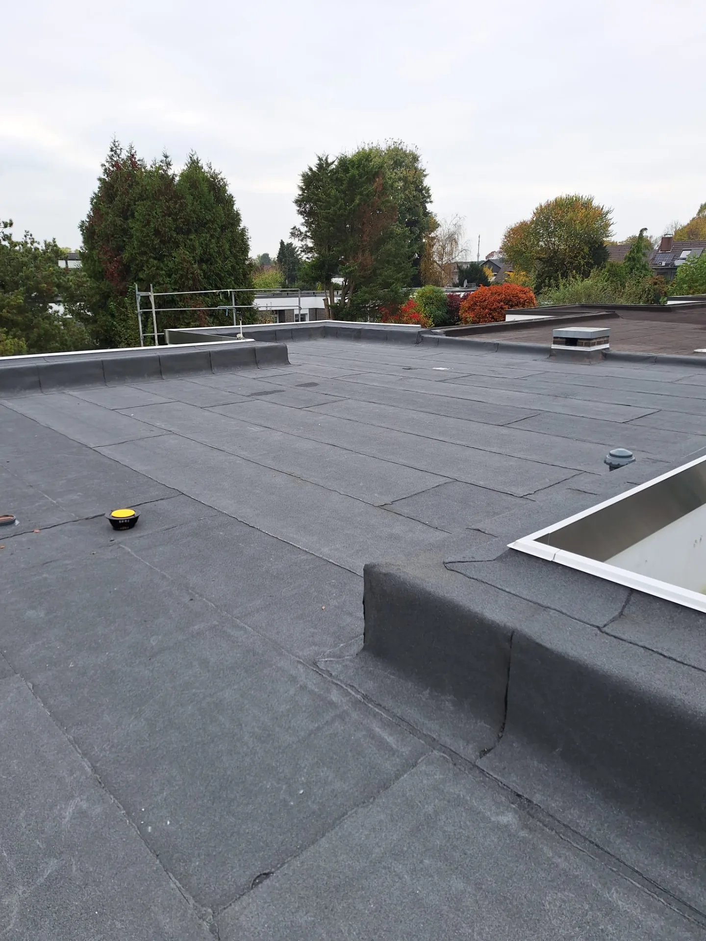 Neu abgedichtetes Bitumen-Flachdach mit Lichtkuppel kurz vor Fertigstellung in Dinslaken