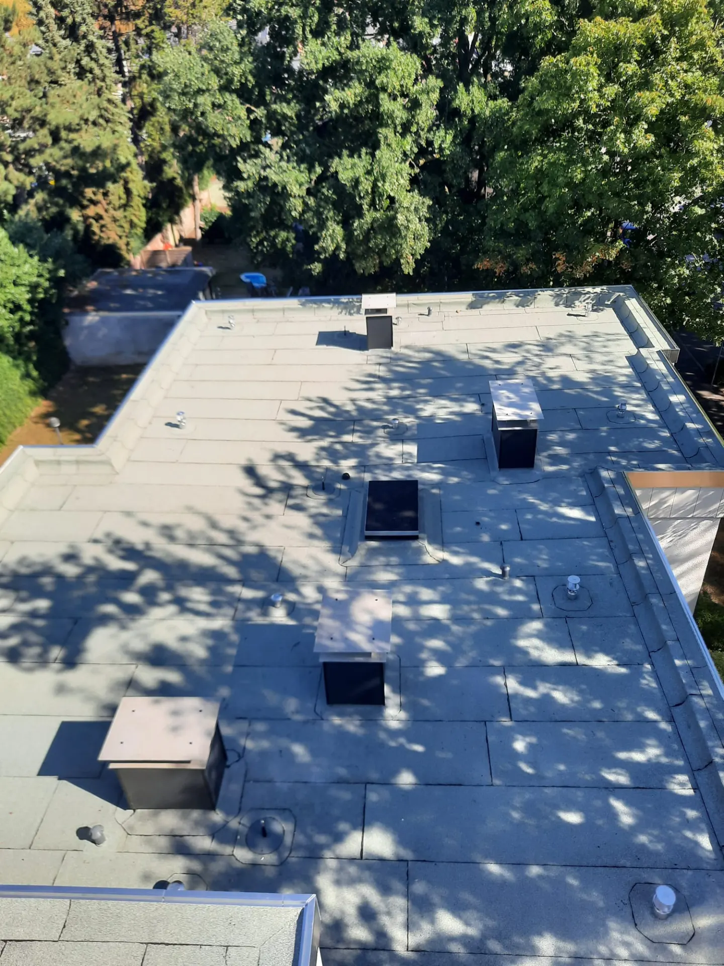Draufsicht auf das erste fertig sanierte Flachdach der Wohnanlage in Duisburg-Homberg