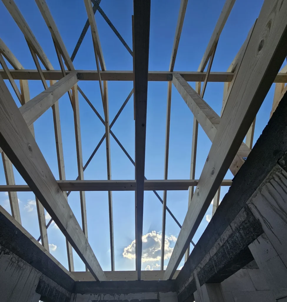 Blick von innen nach oben in einen neuen Dachstuhl aus Konstruktionsvollholz