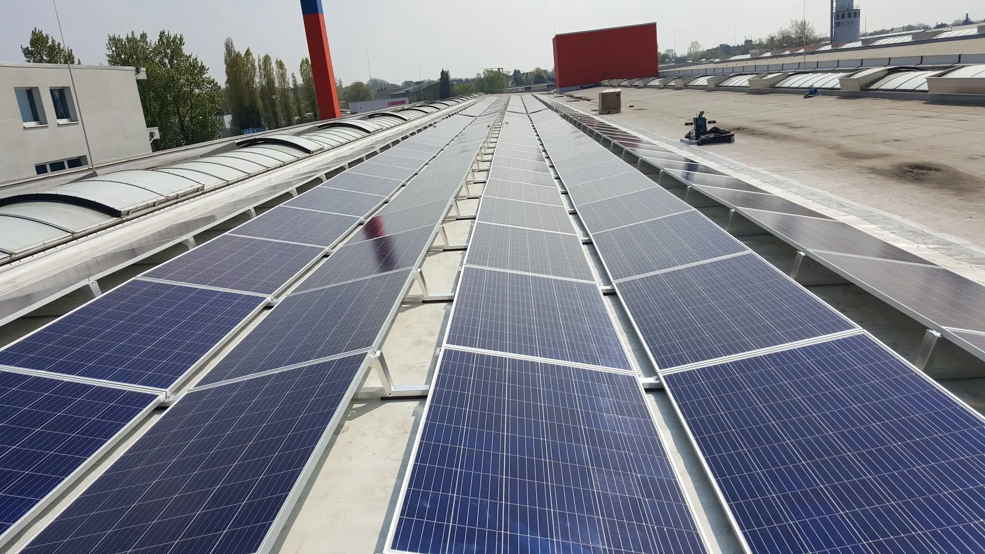 Fertig montierte 99-kWp-PV-Anlage mit Ost-West-Modulen auf Baumarkt-Flachdach in Moers