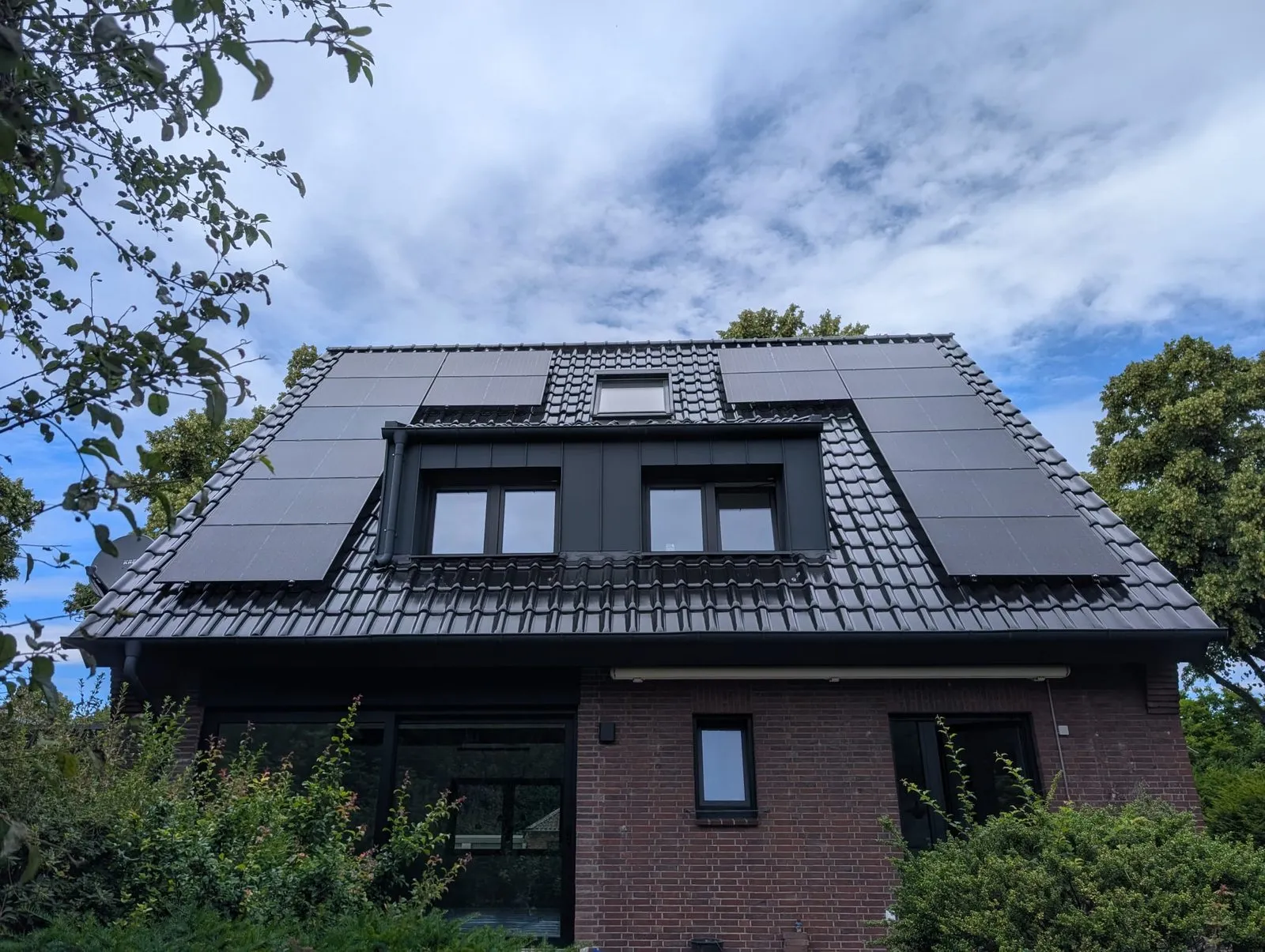 Fertig saniertes Dach mit PV-Anlage in Kempen