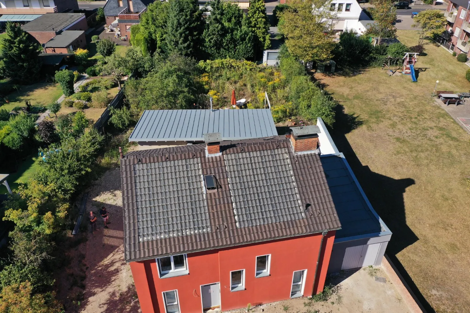 Altes Dach in Moers vor der Neueindeckung, Drohnenaufnahme