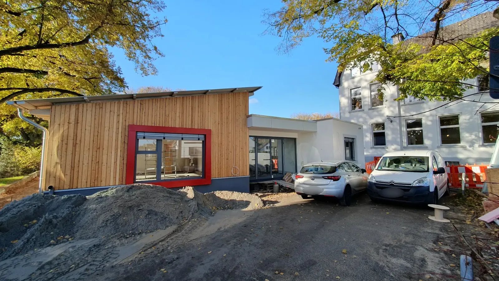 Neubau einer Kindertagesstätte in Moers mit Pultdach aus Aluwelle und Holzfassade
