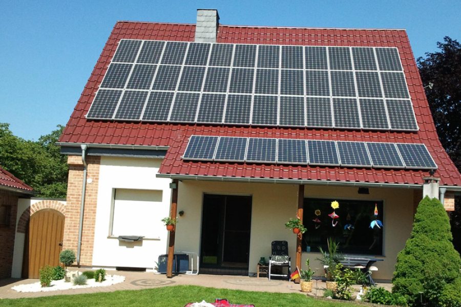 Steildach mit neuer Ziegeleindeckung und PV-Anlage nach der Dachsanierung