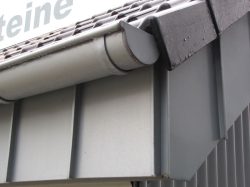Vorbewitterte Dachrinne und Fassade