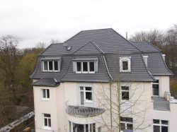 Hier haben wir eine alte Zechenvilla mit einer neuen Dachdeckung versehen. Auf Kundenwunsch wurde anstatt der Schieferdeckung eine Deckung mit Biberschwanzziegeln und Glattziegeln erstelle.