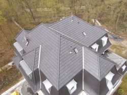 Hier haben wir eine alte Zechenvilla mit einer neuen Dachdeckung versehen. Auf Kundenwunsch wurde anstatt der Schieferdeckung eine Deckung mit Biberschwanzziegeln und Glattziegeln erstelle.