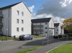 Hier haben wir Mehrfamilienhausdächer incl. Dachüberstände, Laubengänge und Klempnerarbieten als Dachdeckerei bzw. Dachdeckerfirma ausgeführt.