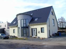 Dachtechnik Baumeister deckt Neubau in Rheinberg mit Tondachziegel incl. der Klempnerarbeiten.