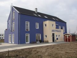 Hier wurde ein vom Architekten geplantes Ärztehaus mit Betondachsteinen eingedeckt incl. aller Klempnerarbeiten.
