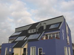 Hier wurde ein vom Architekten geplantes Ärztehaus mit Betondachsteinen eingedeckt incl. aller Klempnerarbeiten.