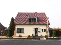 Aufdachdämmung verlegt und Dach mit roten Dachziegeln eingedeckt.
