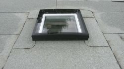 Velux Lichtkuppel glasklar im Neubaudach eingebaut.