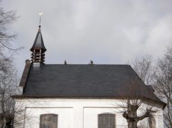 Unsere Schieferdecker haben das Schieferdach an der Friedhofskapelle neu eingedeckt incl. Glockenturm.