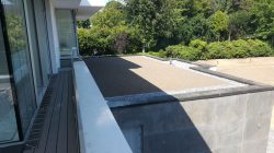Architektenhaus mit Gefällegebung nach Architektenplanung und Resitrix Premiumabdichtung. Gründächer mit Marmorkierstreifen.