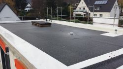 Foliendach auf PIR Flachdachdämmung mit Gefälle lose verlegt, was noch bekiest wurde.