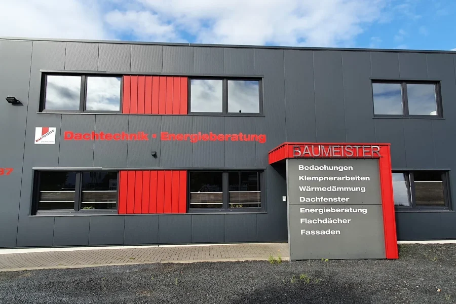 Firmengebäude von Dachtechnik Baumeister in Kamp-Lintfort mit Leistungsschild