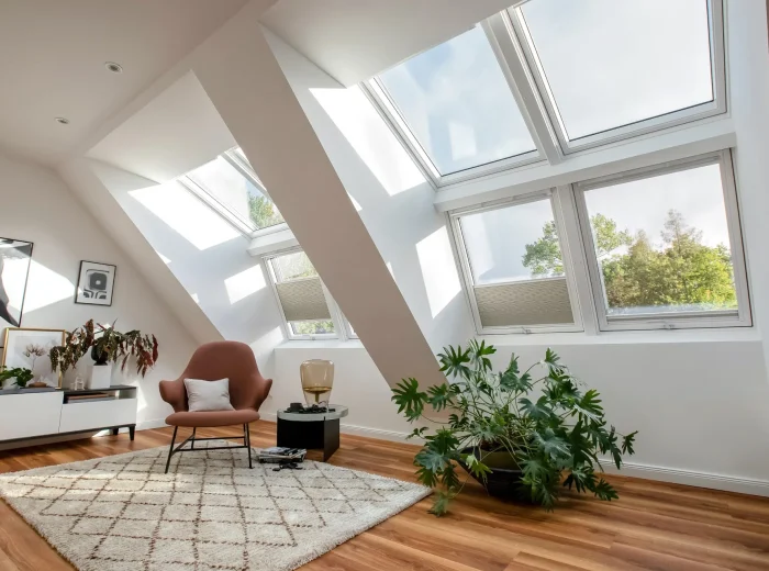 Helles Dachgeschoss-Wohnzimmer mit großflächiger Dachfenster-Kombination