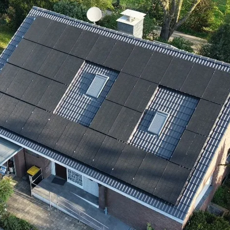 Drohnenblick auf saniertes Steildach mit Full-Black-PV-Anlage und zwei Dachfenstern in Duisburg
