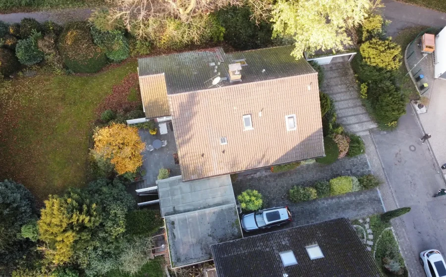 Luftbild des Hauses in Duisburg mit alter Dacheindeckung vor der Sanierung