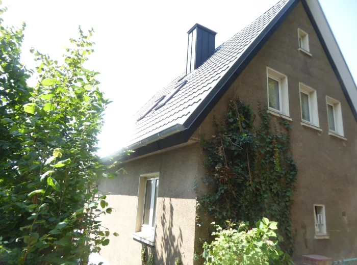 Rückseite mit neuem Metalldach und Dachfenstern nach der Dachsanierung in Mülheim an der Ruhr