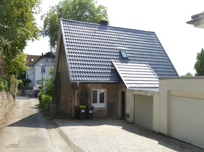 Vorderseite mit neuem Metalldach in Dachziegeloptik nach der Dachsanierung in Mülheim an der Ruhr