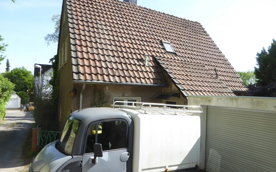 Vorderseite des Hauses in Mülheim an der Ruhr mit altem Tonziegeldach vor der Sanierung