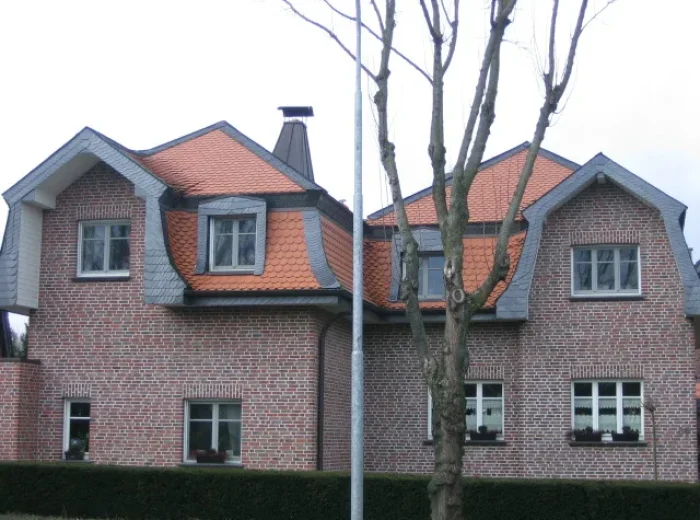 Klinkerhaus in Straelen mit Mansarddach aus Biberschwanzziegeln und Schieferverkleidung