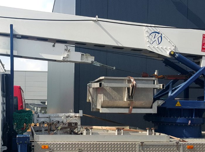 Autokran von Baumeister mit Arbeitskorb am Ausleger