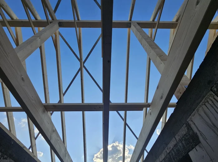 Blick von innen nach oben in einen neuen Dachstuhl aus Konstruktionsvollholz