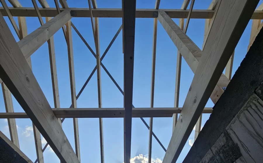 Blick von innen nach oben in einen neuen Dachstuhl aus Konstruktionsvollholz
