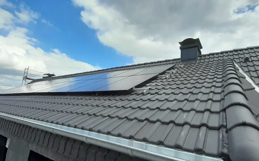 PV-Module auf dunklem Ziegeldach eines Wohnhauses in Rheinberg