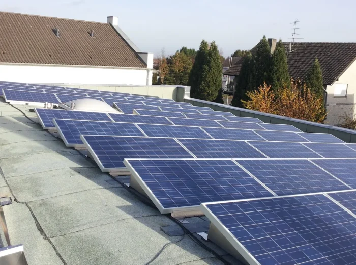 Aufgeständerte PV-Module auf einem Flachdach in Straelen