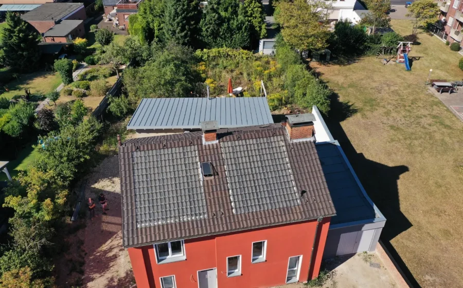 Altes Dach in Moers vor der Neueindeckung, Drohnenaufnahme
